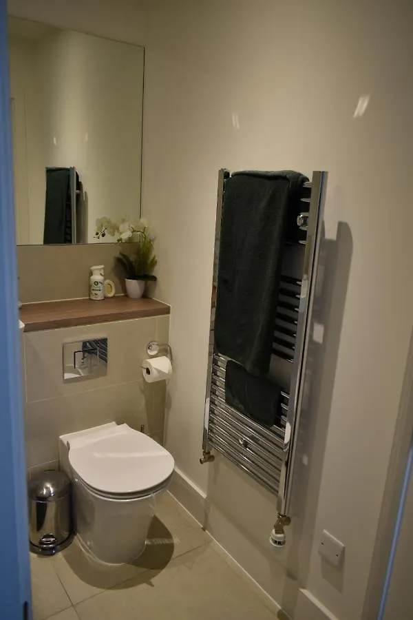 A Private En-Suite Bedroom In Bromley-By-Bow London